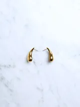 Par de aros colgantes dorados con forma de gota.