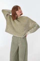 Sweater de punto grueso a rayas verticales en color azul petróleo y borgoña, de corte holgado y mangas largas.