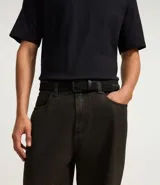 Cinturón elástico trenzado color negro con hebilla rectangular de metal negro mate y pasador de cuero sintético negro.