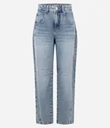 Pantalón baggy de jean azul claro con lavado desteñido, cintura media, trabillas, cierre de cremallera y botón. Cuenta con cinco bolsillos, recortes y pences en la pierna, y costuras aparentes.