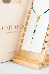 Collar tipo rosario con cuentas azules y detalles dorados.