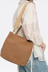 Bolso de mano Bimba y Lola modelo Chihuahua L, color marrón, con doble asa de mano y asa bandolera de tejido. Cierre con botón de presión, logo metálico y acabados plateados.
