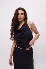 Top sin mangas con cuello halter y estampado a rayas verticales en tonos pastel.