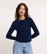 Blusa azul marino de malla texturizada con cuello redondo y mangas largas ajustadas con rib en los puños y barra.