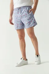 Short de baño celeste con estampado de hojas, cintura elástica con cordón ajustable, dos bolsillos laterales y uno trasero.