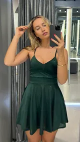 Vestido corto verde inglés con escote en V y breteles finos.