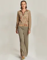 Pantalón de vestir de corte palazzo con estampado de pata de gallo en tonos marrones.