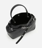 Cartera bucket pequeña de poliuretano color negro, con doble asa (corta y larga), cierre con botón y detalle de hebilla.