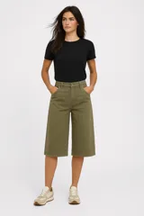 Bermuda de jean color beige, corte amplio y largo hasta la rodilla.