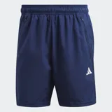Short de entrenamiento Adidas, color azul marino, confeccionado en tejido liso de poliéster reciclado con tecnología AEROREADY. Presenta cintura elástica con cordón interior y bolsillos delanteros con cierre. En la parte inferior delantera derecha lleva el logo de tres barras de Adidas en color blanco.