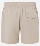 Bermuda de microfibra color beige, con cintura elástica y cordón ajustable. Presenta textura en el tejido y un bolsillo lateral.