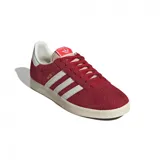 Championes Adidas Gazelle de gamuza color rojo con las tres tiras laterales blancas y suela color crema.