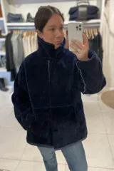 Campera camisa reversible confeccionada 100% en cuero ovino, hecha en Uruguay. Con broches y bolsillos de ambos lados. Cuello con doble corderito.