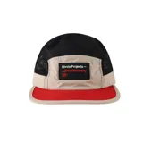 Gorro de running tipo jockey con paneles de malla negra, panel frontal beige con parche rectangular negro que dice "Rivvia Projects - Active Discovery" y visera roja.