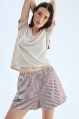 Short de algodón a rayas verticales color marrón y blanco, con cintura elástica y cordón para ajustar.