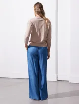 Pantalón largo azul de lyocell, corte ancho tipo wide leg, con pretina elastizada.