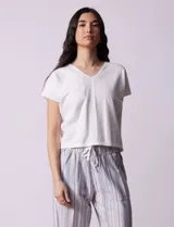 Buzo tejido color lila, marca Ninety. Escote en V. Calado en escote y delantera.