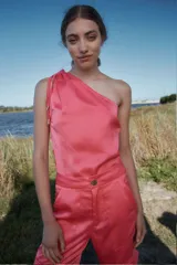 Pantalón cargo verde lima de satén, tiro medio y corte holgado con múltiples bolsillos.