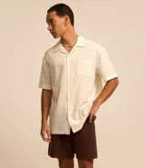 Bermuda de punto marrón con cintura elástica y cordón ajustable.
