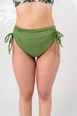 Bombacha de bikini verde oliva, tiro alto, con frunce regulable en los costados y forro interior delantero.