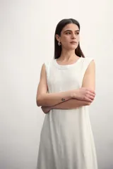 Vestido largo color verde militar, sin mangas y con costuras verticales a la vista.