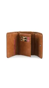 Billetera corta color marrón claro de símil cuero, con broche a presión. Interior con tarjeteros, visor, bolsillos y repartición para billetes. Compartimento posterior con cierre y dos divisiones internas.
