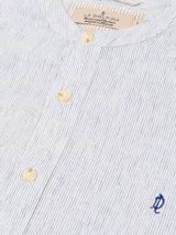 Camisa celeste a rayas verticales, de corte regular fit y cuello mao.