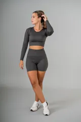 Short deportivo gris de tiro alto y corte ajustado, con textura acanalada.