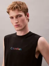 Musculosa negra de algodón y lino con cuello redondo y logo de Calvin Klein multicolor estampado en el pecho.