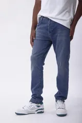 Jeans azul clásico con corte recto y diseño de cinco bolsillos.