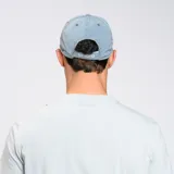 Gorra de gabardina celeste con logo Umbro bordado en blanco en el frente.