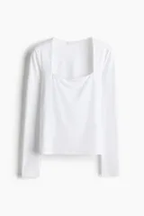 Remera blanca entallada de punto suave con escote cuadrado y mangas largas.