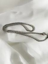 Cadena gruesa de acero quirúrgico con acabado brillante, ideal para collares o accesorios.