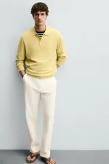 Pantalón chino color crema, de corte recto y largo a la altura del tobillo.