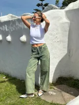 Pantalón jean de tiro alto con lavado ácido en tonos verde y azul.