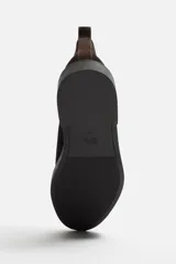 Bota Chelsea de cuero marrón oscuro con elásticos laterales negros, tirador trasero y suela plana.