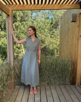 Vestido marrón de lino, corte midi, sin mangas, con cuello mao y cintura elastizada.