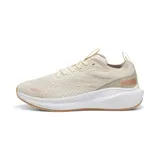 Zapatillas de running en color crema, con diseño moderno y suela ligera.
