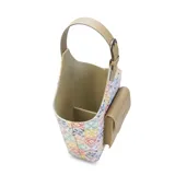 Bolso matero con diseño a cuadros color lila y blanco, con bolsillo frontal color beige y manija superior con hebilla.