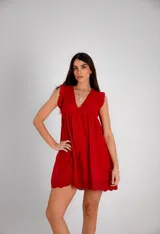 Vestido corto bordó con calados, escote en V y mangas cortas con volados.