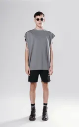 Sudadera gris de corte extra oversize, con hombros caídos y cuello redondo, confeccionada en algodón premium.