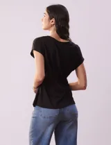 Remera blanca de lino, marca Zac & Rachel, con escote en V, abertura con botones y frunce en la parte delantera.