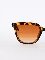Lentes de sol con montura de carey y lentes marrones degradé.
