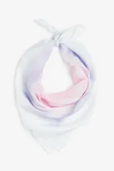 Pañuelo cuadrado de tela fina color blanco con estampado tie-dye en tonos rosa y lila.