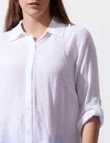 Camisa larga de rayón marca Robert Louis, con estampado a rayas verticales en tonos coral y blanco. Tiene cuello con solapa, abertura central con botones, mangas largas regulables con presilla y botón, y tajos laterales.