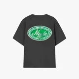 Camiseta gris con estampado ovalado en la espalda con el logo de la marca Nude Project en color verde.
