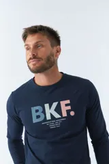 Remera de manga larga azul marino con estampado frontal de letras BKF en celeste y rosa.