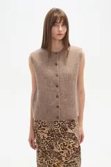 Chaleco de tejido de punto acanalado, color marrón claro jaspeado, sin mangas y con cierre frontal de botones pequeños.