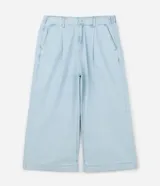 Pantalón tipo pantacourt de jeans en tono delavê, con corte amplio y largo a media pantorrilla. Presenta cintura con elástico en la espalda, cierre frontal con botón forrado, bolsillos laterales tipo cuchillo y pliegues delanteros.