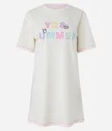 Camisón corto de algodón color crudo, con cuello redondo y mangas cortas. Estampado frontal con la frase "Yes Summer" en colores pastel y ribete rosa en cuello y mangas.
